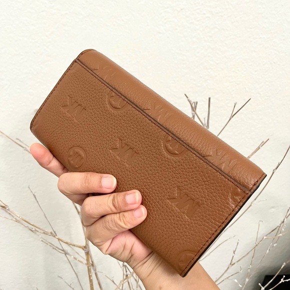 Michael Kors Jet Set Travel LG Logo Embossed Leather Envelope Wallet - Picture 3 of 5